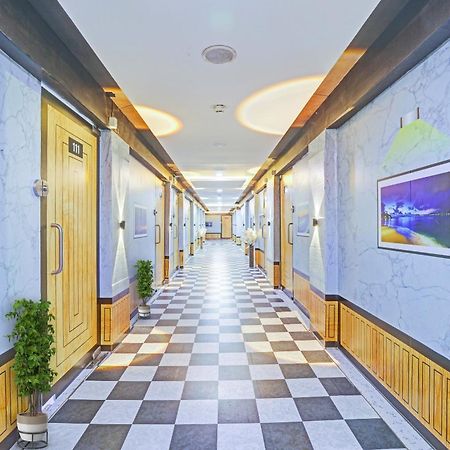 Oyo Flagship 80905 Hotel The World Surat Exterior photo