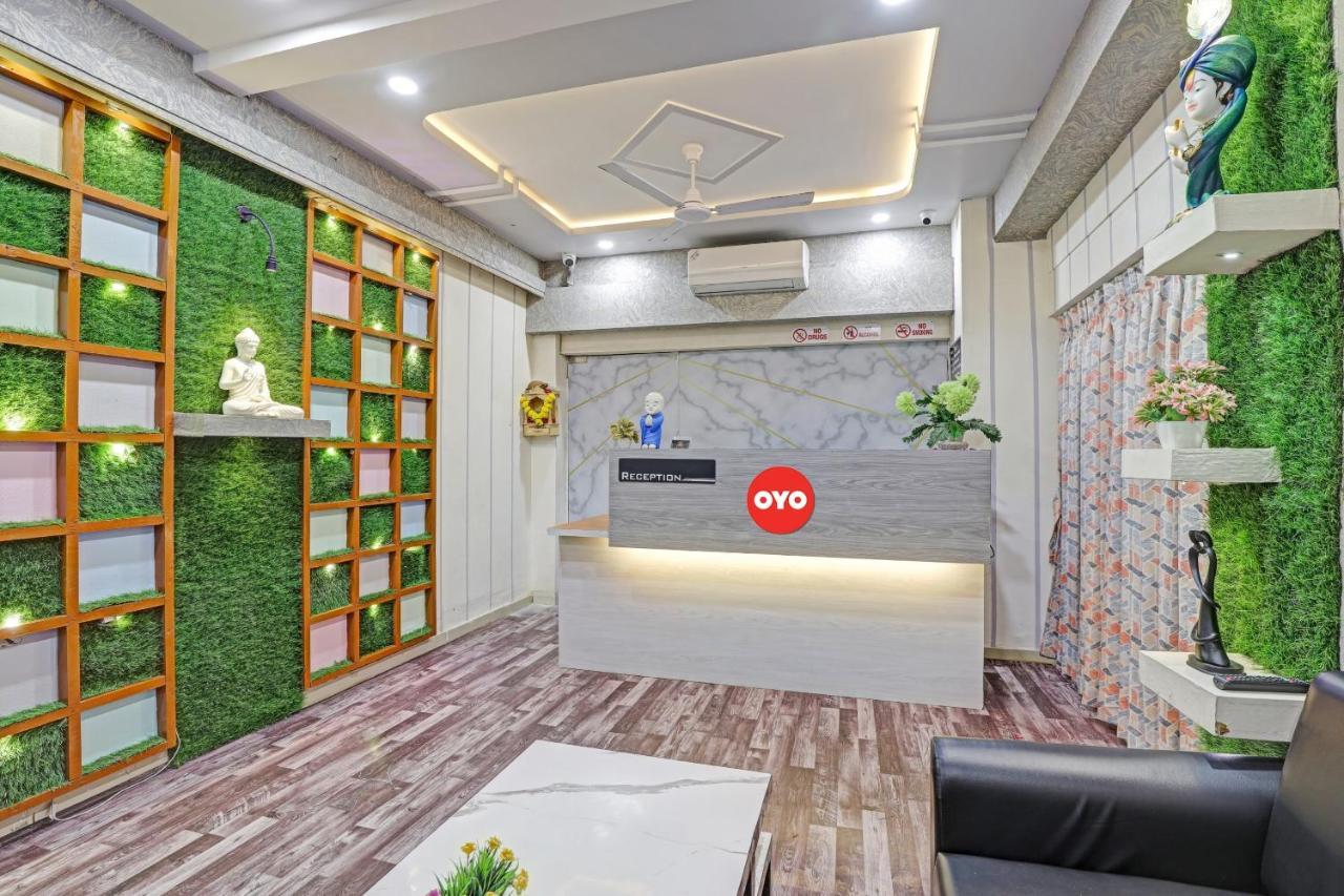 Oyo Flagship 80905 Hotel The World Surat Exterior photo