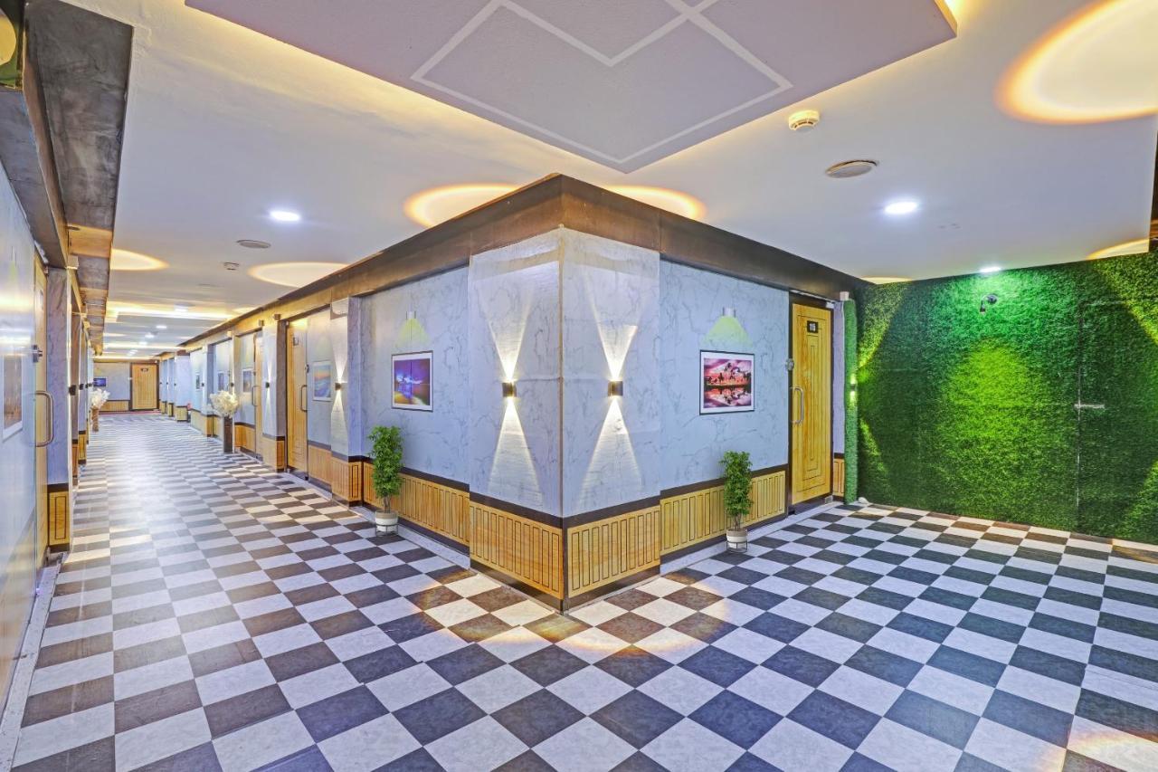 Oyo Flagship 80905 Hotel The World Surat Exterior photo