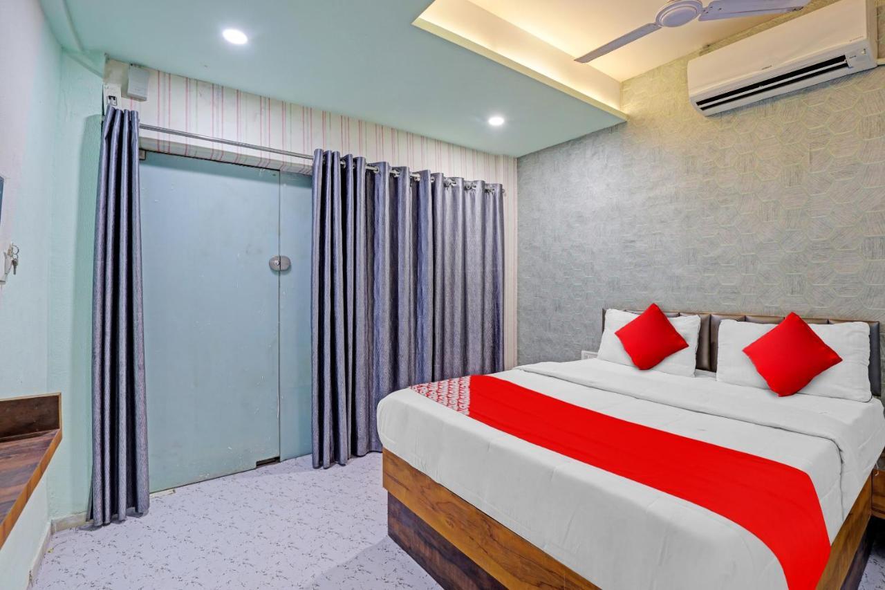 Oyo Flagship 80905 Hotel The World Surat Exterior photo