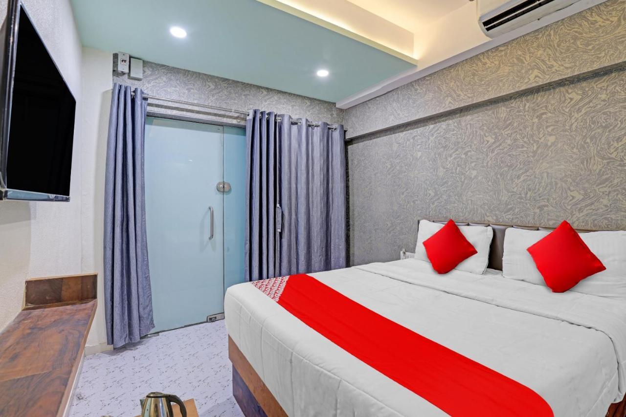 Oyo Flagship 80905 Hotel The World Surat Exterior photo