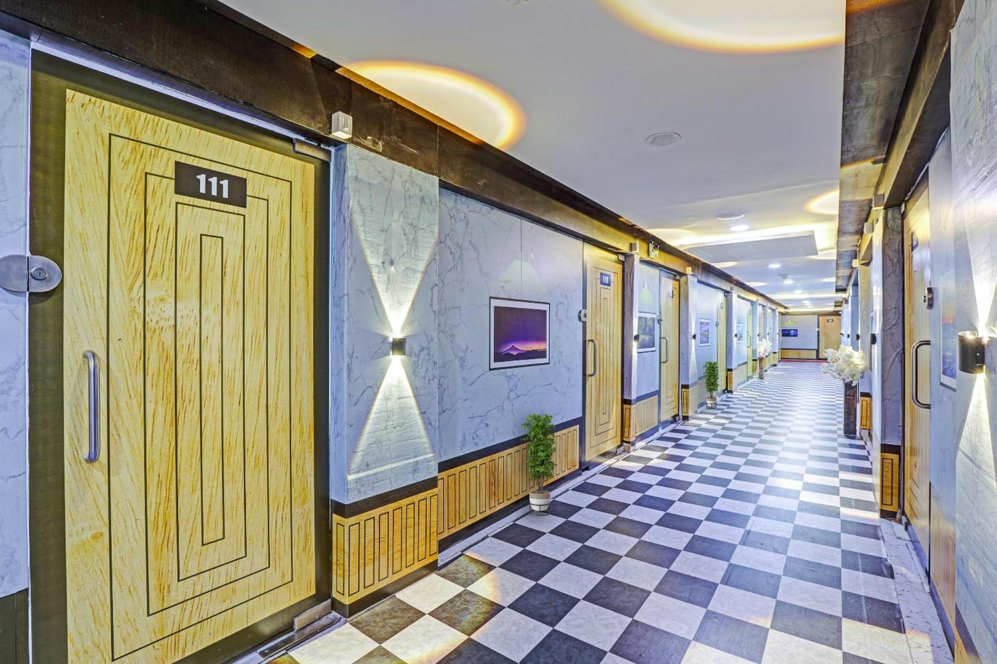 Oyo Flagship 80905 Hotel The World Surat Exterior photo