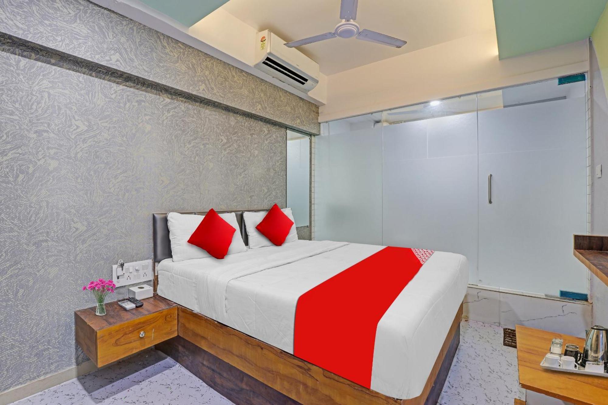 Oyo Flagship 80905 Hotel The World Surat Exterior photo